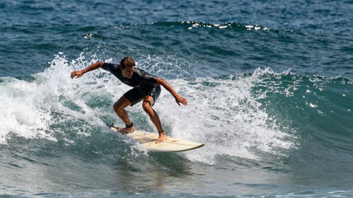 Surfer macht einen Cutback auf einer Welle