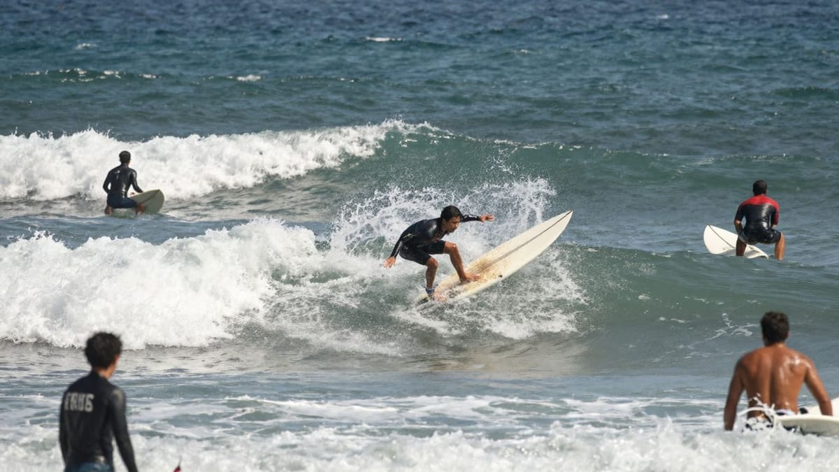 Surfer auf Welle, Vorfahrtsregeln im Wasser