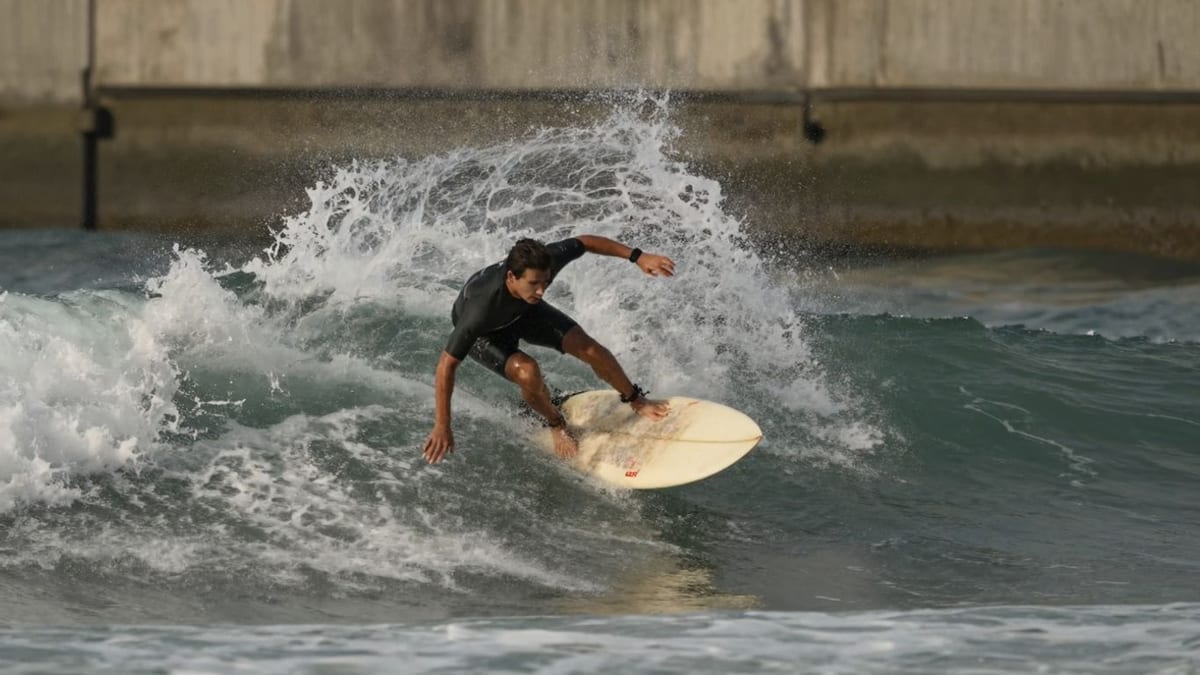 Surfer auf Flusswelle in Pforzheim
